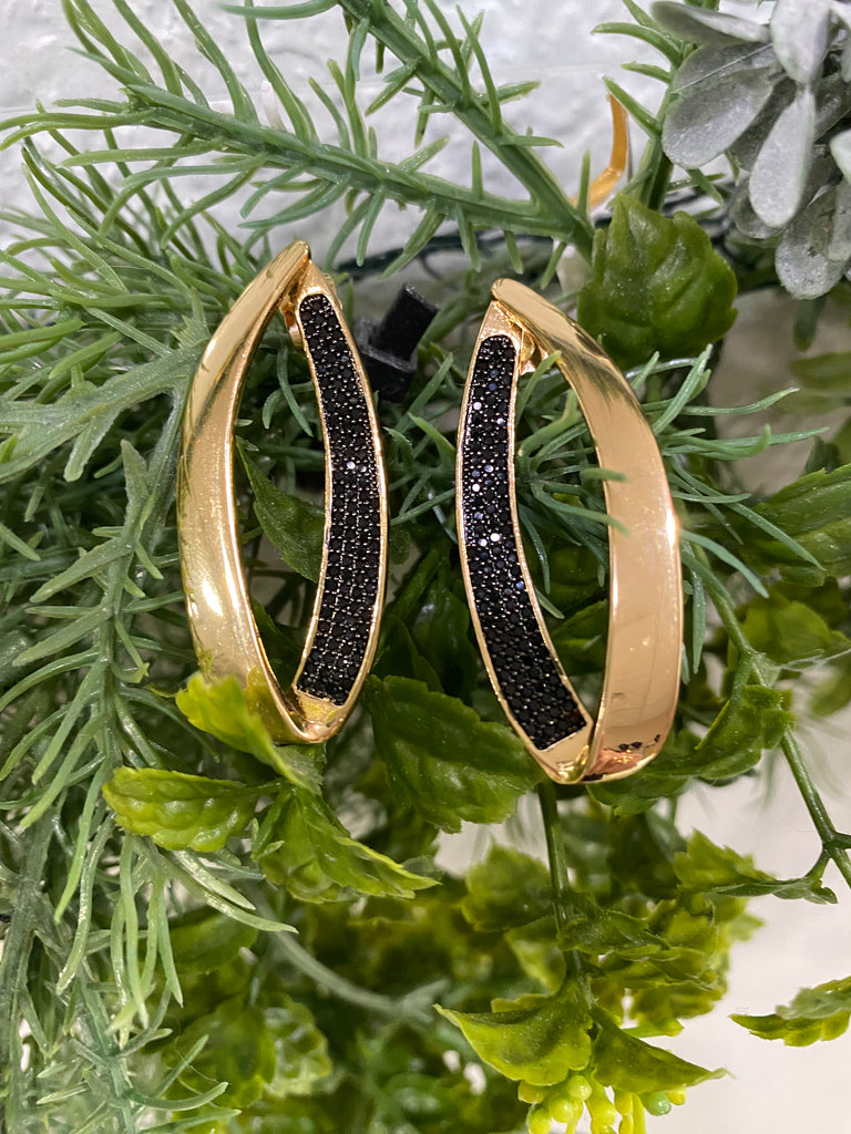 Brincos Elegantes Dourados com Detalhes Pretos