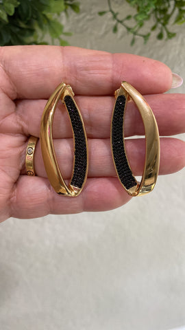 Brincos Elegantes Dourados com Detalhes Pretos